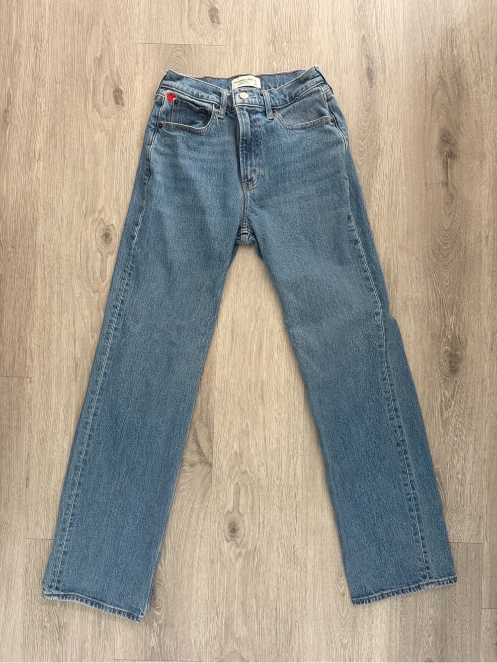 Abercrombie & Fitch Women’s 90s Relaxed Jeans - Medium Blue with heart